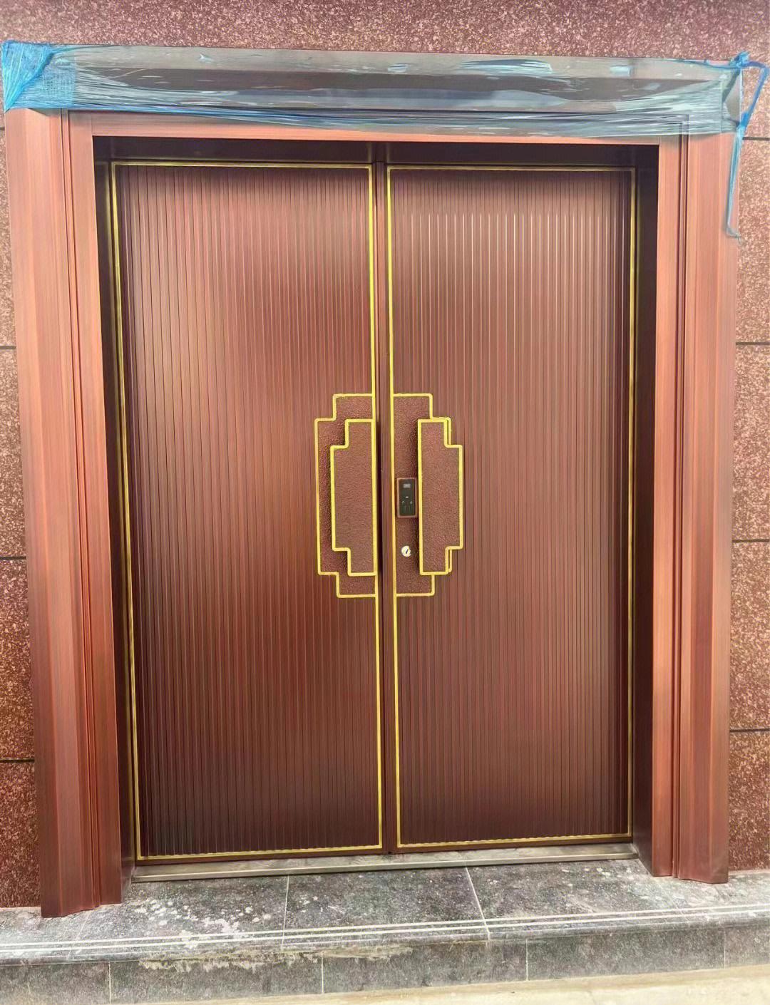 中式风铜门安装前后对比